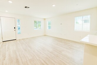 975 San Juan Rd in Sacramento, CA - Building Photo - Building Photo