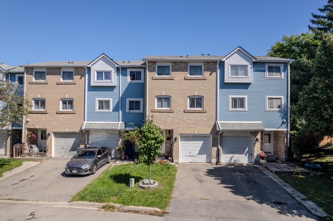 1 Maple Leaf Cir in Brampton, ON - Building Photo