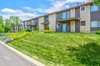 Rolling Ridge Apartments in Latham, NY - Foto de edificio - Building Photo