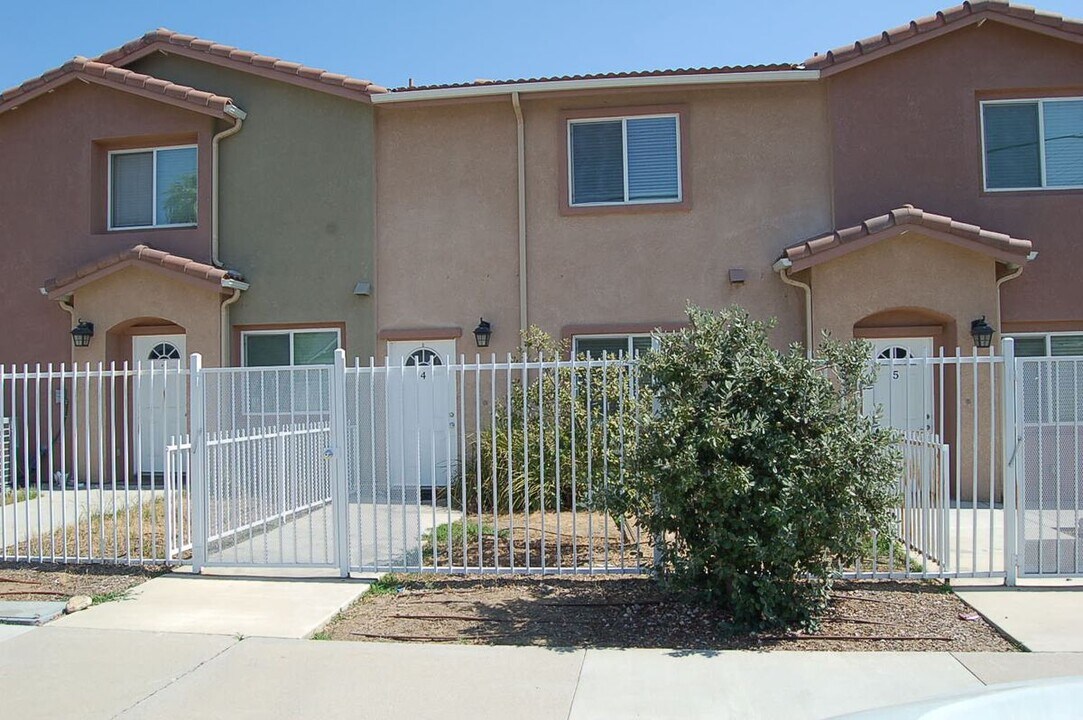 102 S Date Ave in Rialto, CA - Building Photo