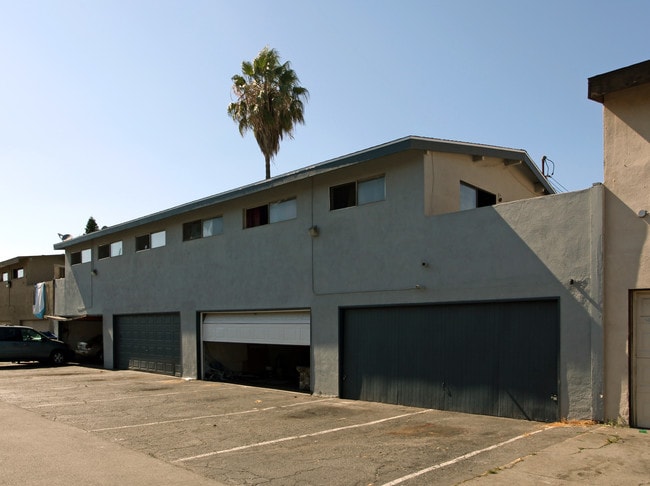 324 Leatrice Ln in Anaheim, CA - Foto de edificio - Building Photo