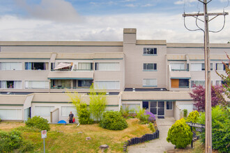 Pyramid Apartments in Langley, BC - Building Photo - Building Photo