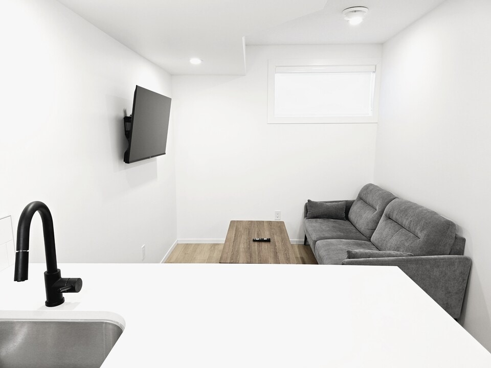 9703-9115 115 Ave NW in Edmonton, AB - Building Photo