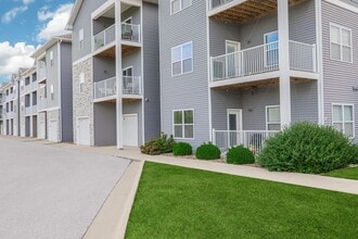 The Groves on Devils Glen in Bettendorf, IA - Building Photo - Building Photo