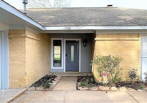 15710 Sandy Hill Dr in Houston, TX - Building Photo