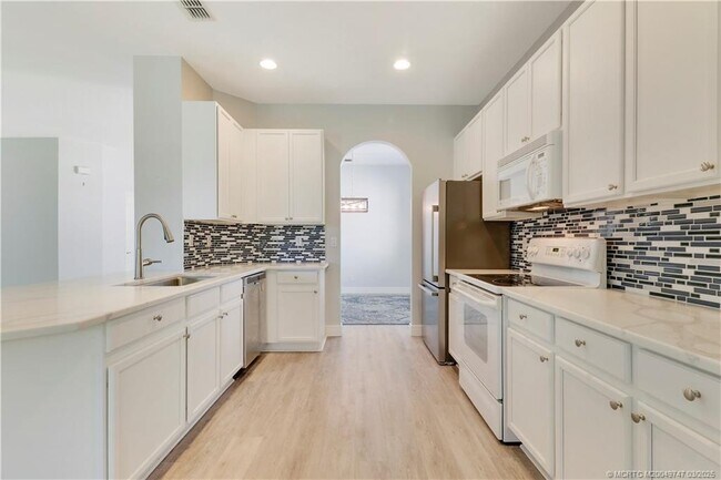 property at 465 NW Sunflower Pl