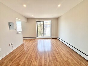 10 W Park Ave in Hamilton, ON - Building Photo - Building Photo