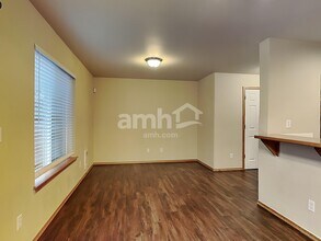 5221 166th Street Ct E in Tacoma, WA - Foto de edificio - Building Photo