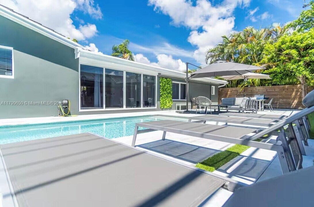 19441 NE 19th Ave in Miami, FL - Building Photo