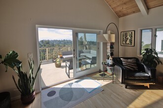 11015 Broadway Terrace in Oakland, CA - Building Photo - Building Photo