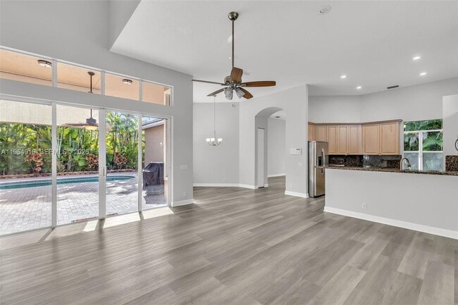 558 NW 118th Ave in Coral Springs, FL - Foto de edificio - Building Photo