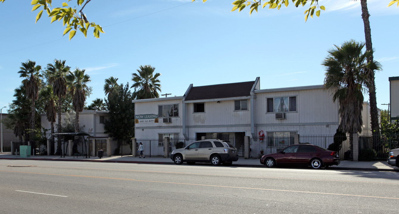 Olive Tree Manor Apartments in Sylmar, CA - Foto de edificio