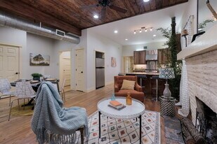 215 Ira Ave in San Antonio, TX - Building Photo
