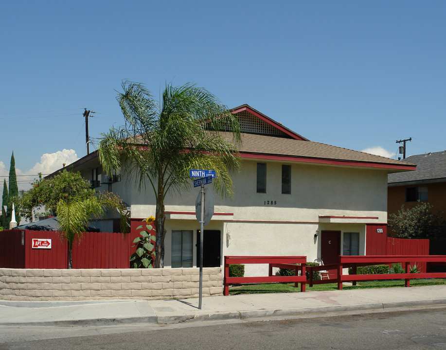 1285 W 9th St in Corona, CA - Foto de edificio