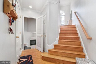 42754 Montevista Square in Leesburg, VA - Building Photo