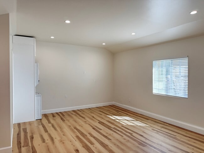 9320 Valjean Ave in North Hills, CA - Foto de edificio - Building Photo