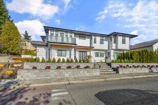 6402 106th Ave NE in Kirkland, WA - Building Photo