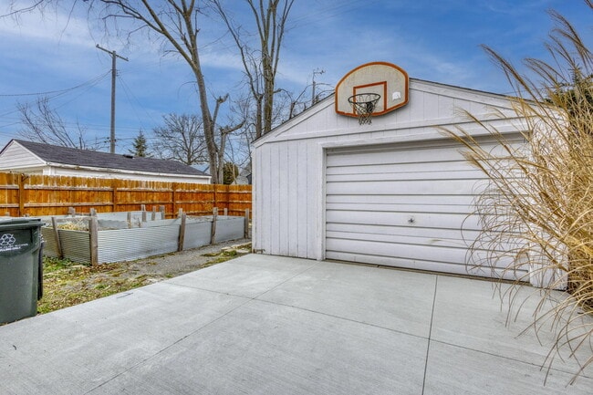 23005 California St in St. Clair Shores, MI - Building Photo - Building Photo