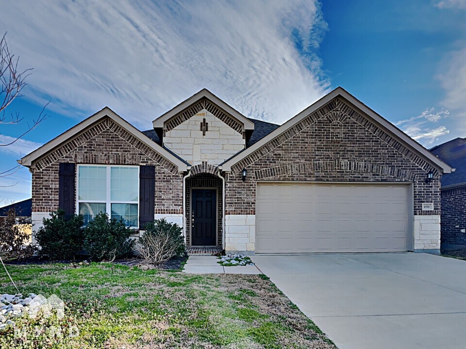 4916 Meadow Falls Dr in Fort Worth, TX - Foto de edificio