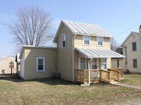 208 N School St in Williamsport, OH - Building Photo
