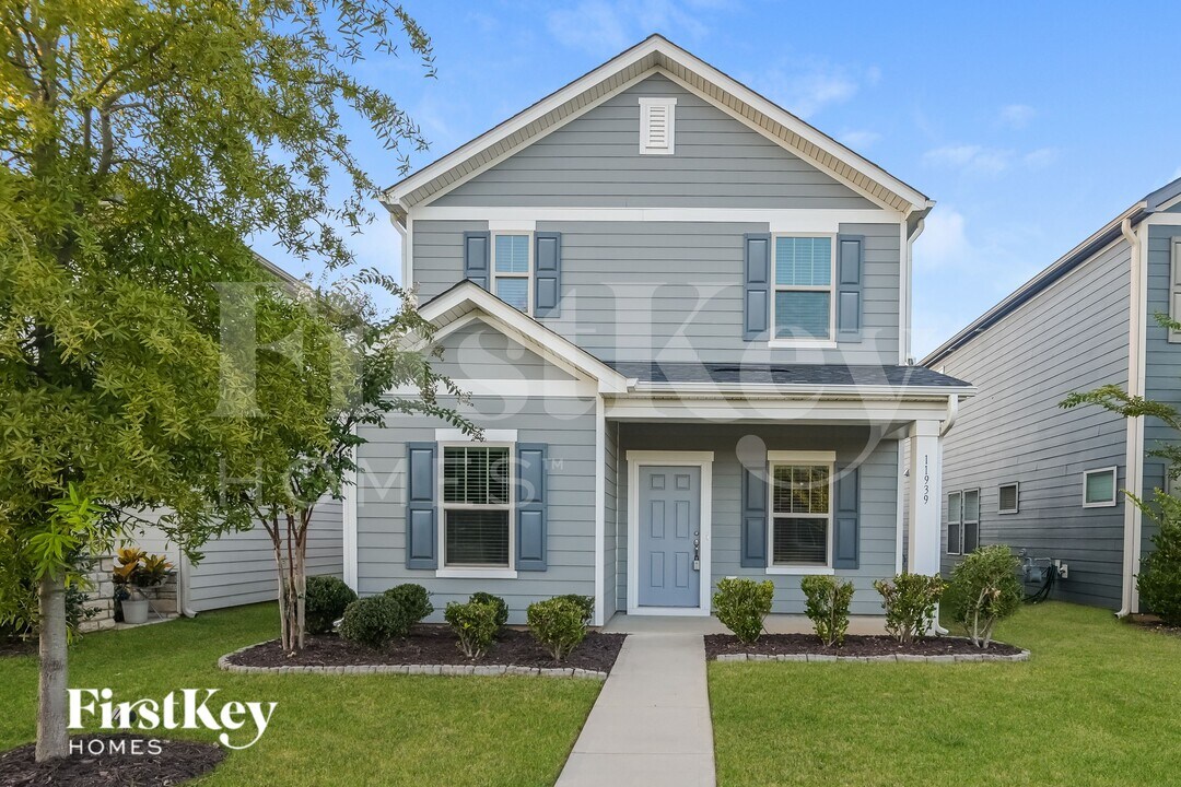 11939 Hambright Rd in Huntersville, NC - Foto de edificio