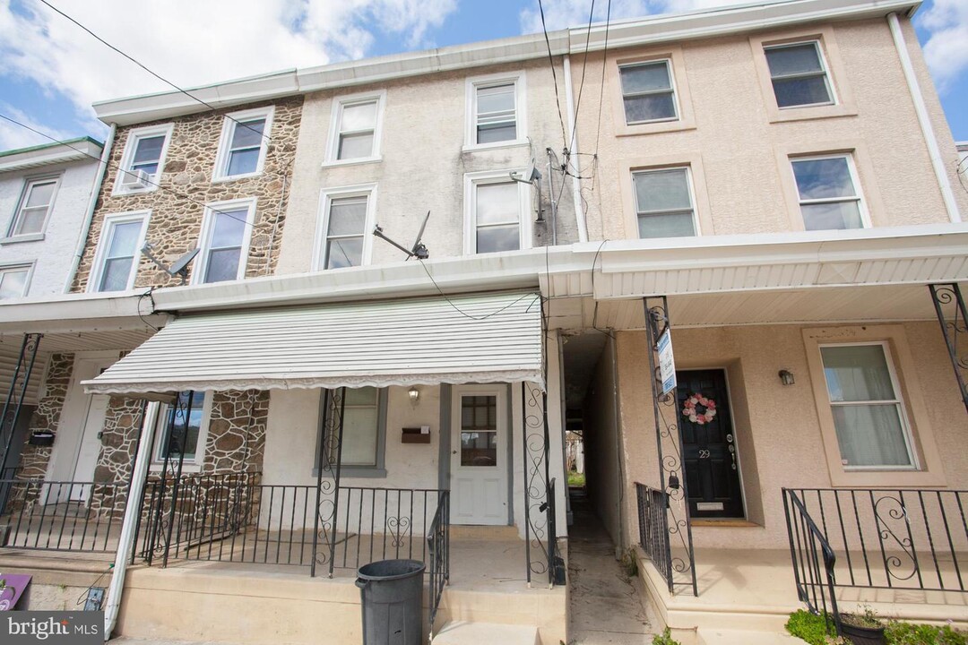 27 Osborn St, Unit Rear in Philadelphia, PA - Building Photo