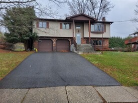 8 O Sullivan Ln in Monroe, NY - Building Photo