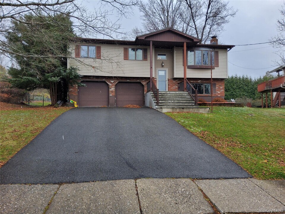 8 O Sullivan Ln in Monroe, NY - Building Photo