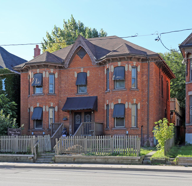 White Oaks Manor in Hamilton, ON - Building Photo - Primary Photo