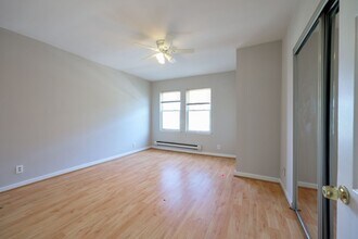 1440 W Grange Ave in Philadelphia, PA - Building Photo - Building Photo