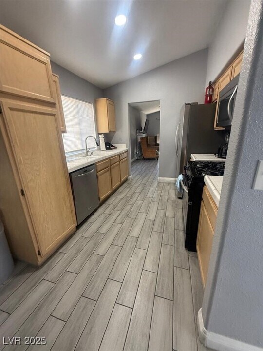 745 Gullwing Ln in North Las Vegas, NV - Building Photo