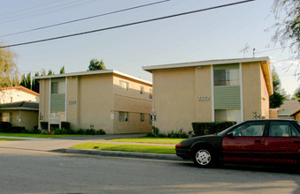 Evergreen Apartments in Fullerton, CA - Building Photo - Building Photo