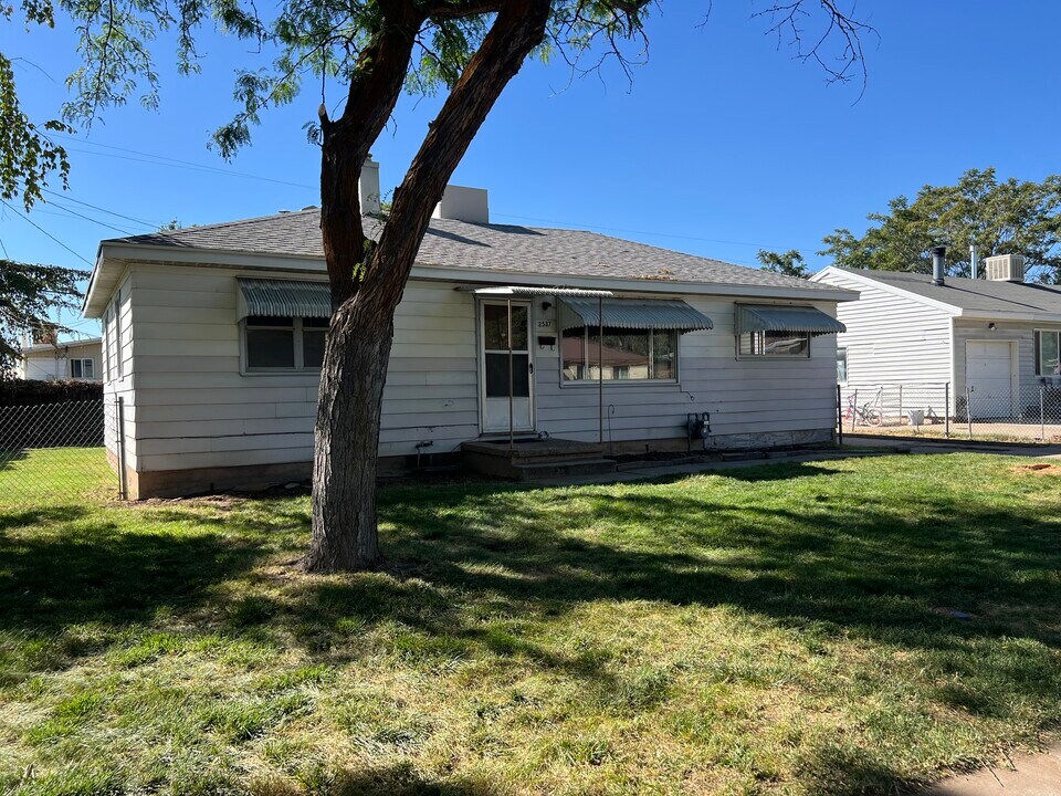 2537 N 350 W in Sunset, UT - Foto de edificio
