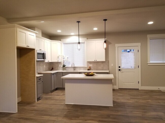 12984 SE Market St in Portland, OR - Building Photo - Building Photo