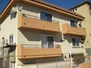 5657 Laurel Canyon Blvd in Valley Village, CA - Foto de edificio - Building Photo