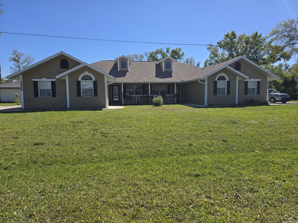 26555 Nordic Way in Punta Gorda, FL - Foto de edificio