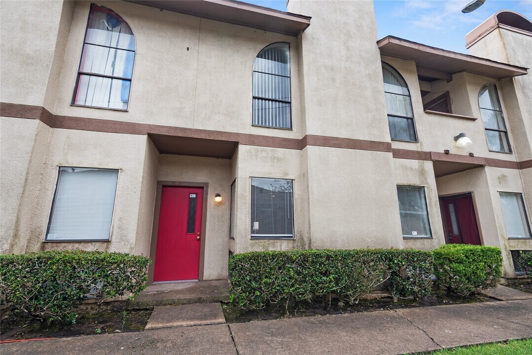 11211 Pembridge Dr in Houston, TX - Building Photo