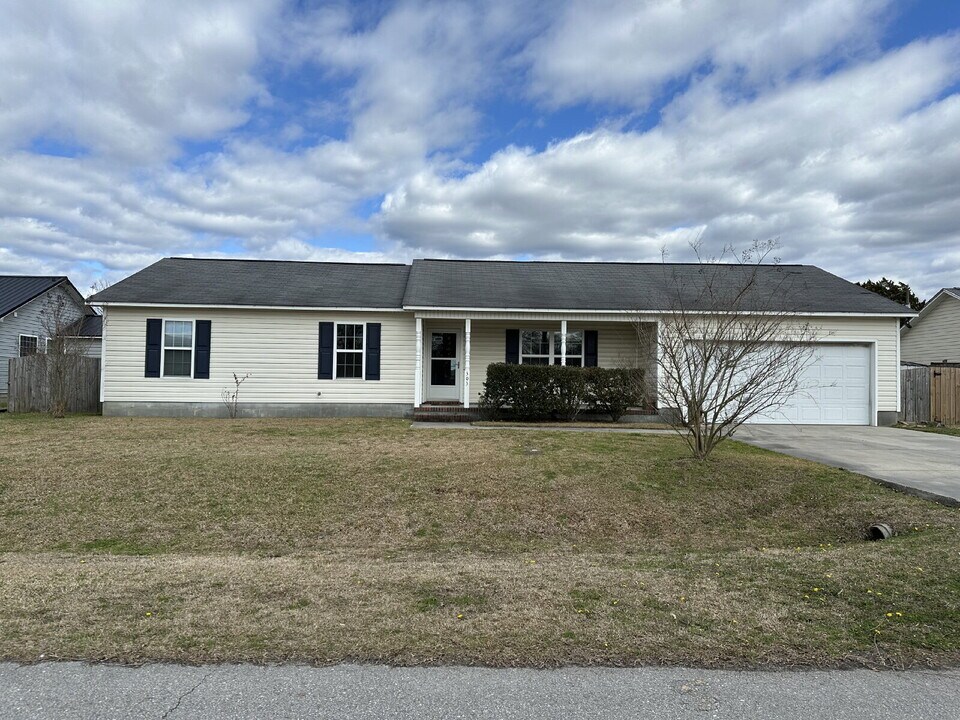 303 Shadyrock Path in Richlands, NC - Foto de edificio