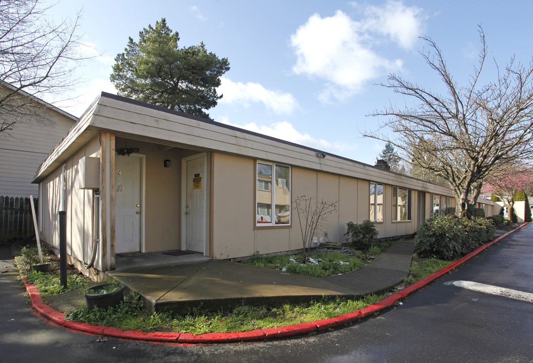 La Hacienda Apartments in Portland, OR - Building Photo