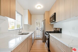 8440 Willoughby Ave in Los Angeles, CA - Building Photo - Building Photo