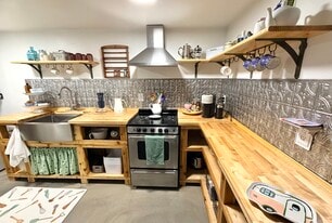 701 Cedar St, Unit Brambleburrow in Anchorage, AK - Building Photo