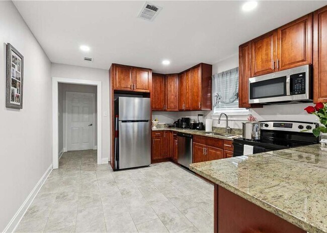 413 Avenue J in Marrero, LA - Foto de edificio - Building Photo