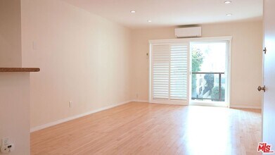 9005 Cynthia St in West Hollywood, CA - Foto de edificio - Building Photo