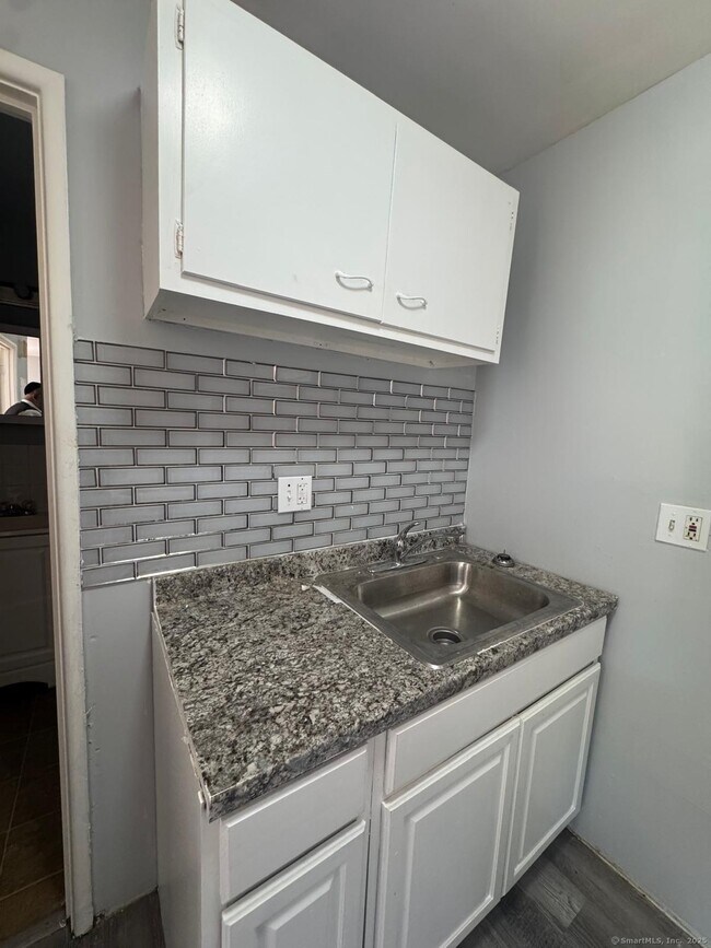 404 Charles St in Bridgeport, CT - Building Photo - Building Photo