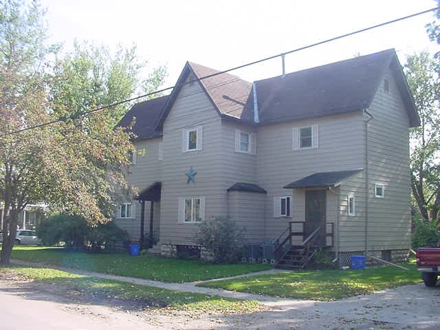 404 Clark St in Charles City, IA - Building Photo