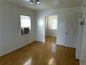 611 E Santa Anita Ave, Unit G in Burbank, CA - Foto de edificio - Building Photo