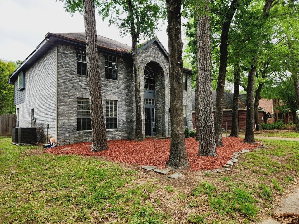 16002 Cutten Rd in Houston, TX - Building Photo