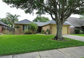 4823 Pecan Grove Dr in Pearland, TX - Building Photo