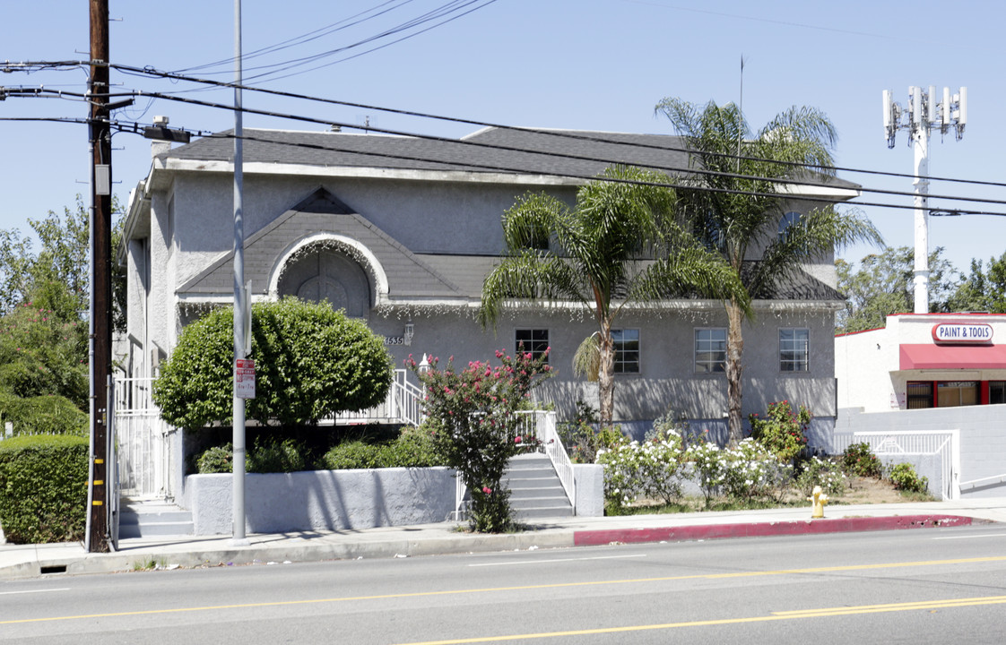 7535 Tampa Ave in Reseda, CA - Building Photo