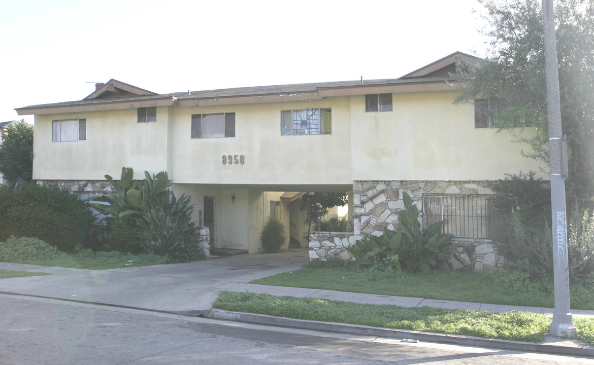 8950 Dorothy Ave in South Gate, CA - Foto de edificio